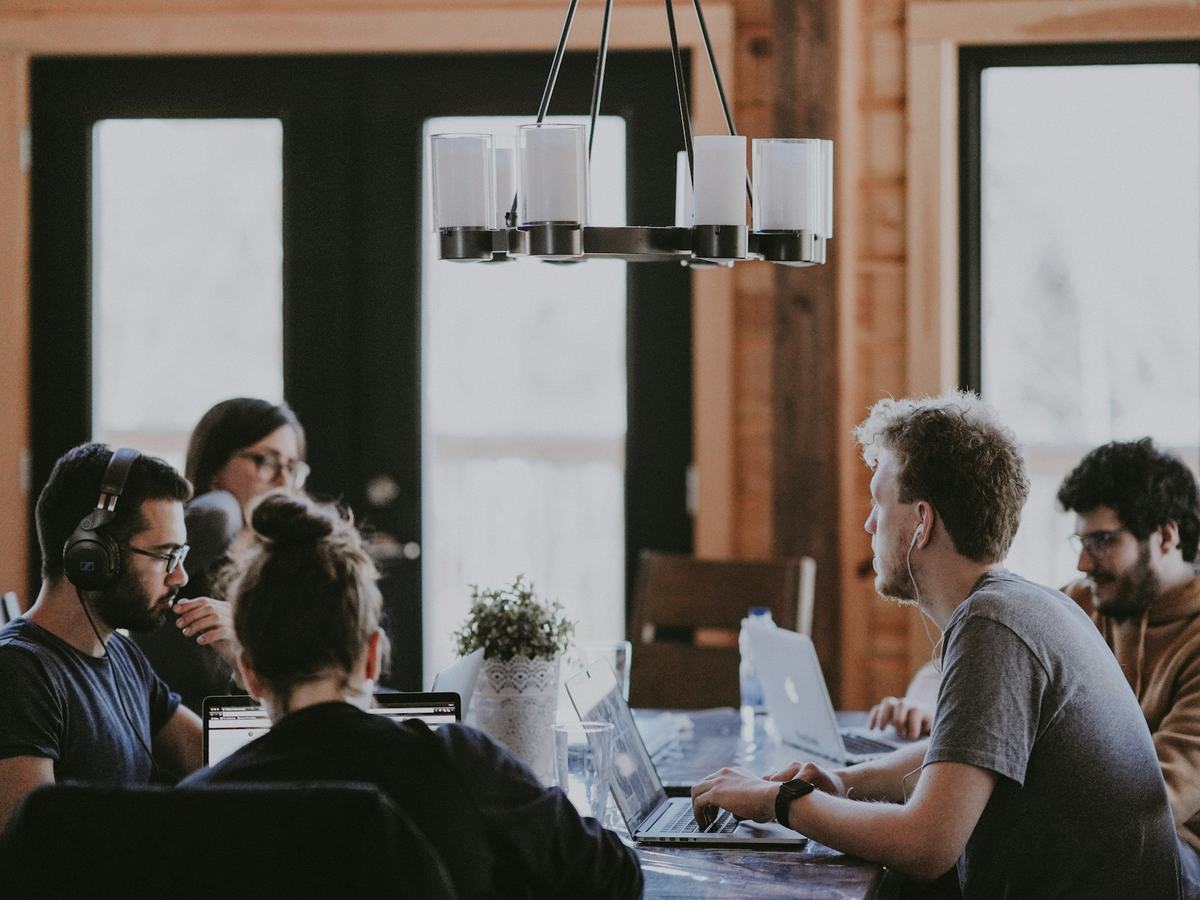 Équipe d’adultes en réunion de travail dans un bureau clair